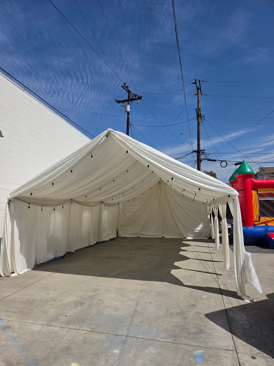 Carpa decorada con cortinas y luces