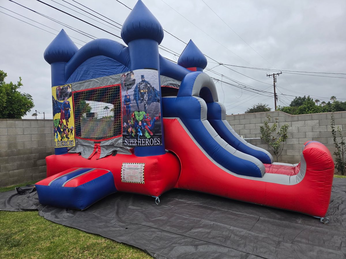 Brincolín de superhéroes con resbaladilla