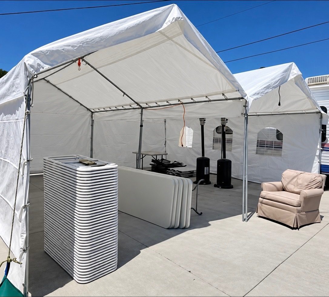 Carpas con mesas y sillas listas para entregar