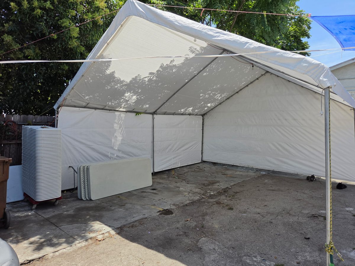 Carpa blanca con mesas y sillas para fiestas